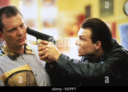 10. Januar 1992; San Francisco, CA, USA; Schauspieler CHRISTIAN SLATER (rechts) Stars wie George Kuffs in die Bruce A. Evans geleitet Action-Komödie, "Kuffs." Stockfoto