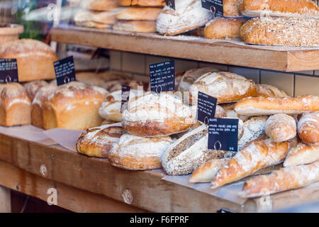Frisches Brot auf dem Display in einem Bäcker-Schaufenster Stockfoto