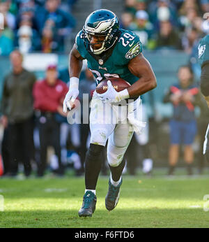 17. November 2015 - Philadelphia, Pennsylvania, USA - Eagles Runningback DeMarco Murray (29) bei NFL Aktion zwischen den Miami Dolphins und den Philadelphia Eagles am Lincoln Financial Field in Philadelphia, Pennsylvania. Die Delphine besiegte die Adler 20-19. Duncan Williams/CSM Stockfoto