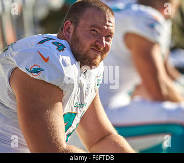 17. November 2015 in Angriff nehmen - Philadelphia, Pennsylvania, USA - Delfine Jason Fox (74) an der Seitenlinie während NFL Aktion zwischen den Miami Dolphins und den Philadelphia Eagles am Lincoln Financial Field in Philadelphia, Pennsylvania. Die Delphine besiegte die Adler 20-19. Duncan Williams/CSM Stockfoto