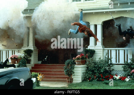 18. Juni 1993; Los Angeles, Kalifornien, USA; ARNOLD SCHWARZENEGGER (links) als Jack Slater / selbst in die Action, Fantasy, Komödie film "Last Action Hero" unter der Regie von John McTiernan. Stockfoto