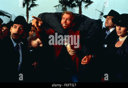 18. Juni 1993; Los Angeles, Kalifornien, USA; ARNOLD SCHWARZENEGGER (Mitte) als Jack Slater / selbst in die Action, Fantasy, Komödie film "Last Action Hero" unter der Regie von John McTiernan. Stockfoto