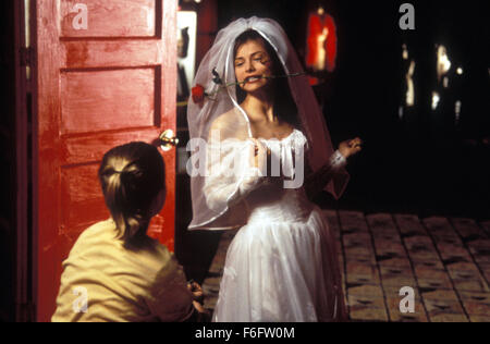 Erscheinungsdatum: 11. Mai 1994. FILMTITEL: Die Krähe. STUDIO: Miramax Filme. PLOT: Eric Draven und seine Verlobte sind auf des Teufels, eine Nacht ermordet als Handlanger des Gangsterbosses Top Dollar mutwillige Gewalttaten und Brandstiftung traditionell frönen. Eine Krähe bringt Dravens rastlose Seele zurück von den Toten, und er legt, um Rache an seinen Mördern anrichten. Bild: Szene aus dem Film. Stockfoto