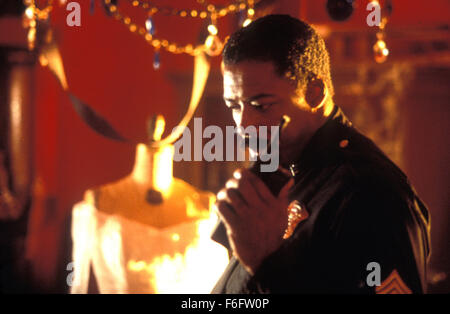 Erscheinungsdatum: 11. Mai 1994. FILMTITEL: Die Krähe. STUDIO: Miramax Filme. PLOT: Eric Draven und seine Verlobte sind auf des Teufels, eine Nacht ermordet als Handlanger des Gangsterbosses Top Dollar mutwillige Gewalttaten und Brandstiftung traditionell frönen. Eine Krähe bringt Dravens rastlose Seele zurück von den Toten, und er legt, um Rache an seinen Mördern anrichten. Im Bild: ERNIE HUDSON als Sergeant Albrecht. Stockfoto