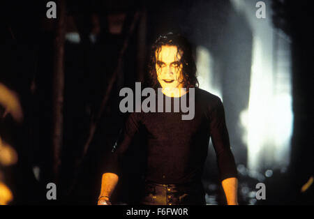 Erscheinungsdatum: 11. Mai 1994. FILMTITEL: Die Krähe. STUDIO: Miramax Filme. PLOT: Eric Draven und seine Verlobte sind auf des Teufels, eine Nacht ermordet als Handlanger des Gangsterbosses Top Dollar mutwillige Gewalttaten und Brandstiftung traditionell frönen. Eine Krähe bringt Dravens rastlose Seele zurück von den Toten, und er legt, um Rache an seinen Mördern anrichten. Im Bild: BRANDON LEE als Eric Draven. Stockfoto