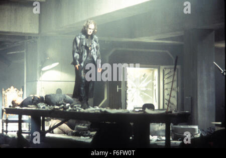 Erscheinungsdatum: 11. Mai 1994. FILMTITEL: Die Krähe. STUDIO: Miramax Filme. PLOT: Eric Draven und seine Verlobte sind auf des Teufels, eine Nacht ermordet als Handlanger des Gangsterbosses Top Dollar mutwillige Gewalttaten und Brandstiftung traditionell frönen. Eine Krähe bringt Dravens rastlose Seele zurück von den Toten, und er legt, um Rache an seinen Mördern anrichten. Im Bild: BRANDON LEE als Eric Draven. Stockfoto