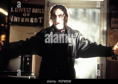 Erscheinungsdatum: 11. Mai 1994. FILMTITEL: Die Krähe. STUDIO: Miramax Filme. PLOT: Eric Draven und seine Verlobte sind auf des Teufels, eine Nacht ermordet als Handlanger des Gangsterbosses Top Dollar mutwillige Gewalttaten und Brandstiftung traditionell frönen. Eine Krähe bringt Dravens rastlose Seele zurück von den Toten, und er legt, um Rache an seinen Mördern anrichten. Im Bild: BRANDON LEE als Eric Draven. Stockfoto