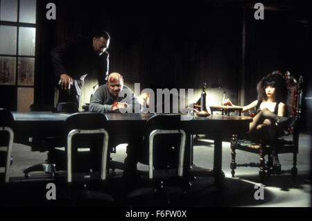 Erscheinungsdatum: 11. Mai 1994. FILMTITEL: Die Krähe. STUDIO: Miramax Filme. PLOT: Eric Draven und seine Verlobte sind auf des Teufels, eine Nacht ermordet als Handlanger des Gangsterbosses Top Dollar mutwillige Gewalttaten und Brandstiftung traditionell frönen. Eine Krähe bringt Dravens rastlose Seele zurück von den Toten, und er legt, um Rache an seinen Mördern anrichten. Im Bild: ERNIE HUDSON als Sergeant Albrecht, JON POLITO als Gideon und Pawn Shop-Betreiber, BAI LING als Myca. Stockfoto