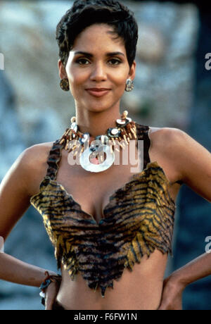 27. Mai 1994; Hollywood, Kalifornien, USA; HALLE BERRY als Sharon Stone in der Familie, Fantasy, Komödie "The Flintstones" unter der Regie von Brian Levant. Stockfoto