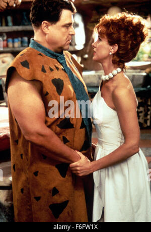 27. Mai 1994; Hollywood, Kalifornien, USA; JOHN GOODMAN als Fred Flintstone und ELIZABETH PERKINS als Wilma Flintstone in der Familie, Fantasy, Komödie '' The Flintstones'' Regie Brian Levant. Stockfoto