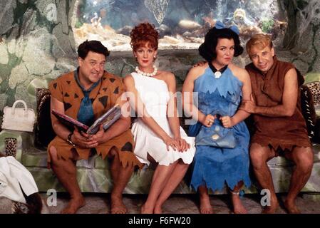 27. Mai 1994; Hollywood, Kalifornien, USA; (von links nach rechts) JOHN GOODMAN als Fred Flintstone, ELIZABETH PERKINS als Wilma Flintstone, ROSIE O' Donnell als Betty Rubble und RICK MORANIS als Barney Rubble in der Familie, Fantasy, Komödie '' The Flintstones'' Regie Brian Levant. Stockfoto