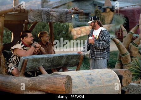 27. Mai 1994; Hollywood, Kalifornien, USA; (links nach rechts) JOHN GOODMAN als Fred Flintstone, RICK MORANIS als Barney Rubble und Regisseur BRIAN LEVANT am Set von die Familie, Fantasy, Komödie '' The Flintstones.'' Stockfoto