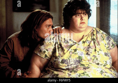 17. Dezember 1993; Los Angeles, Kalifornien, USA; Schauspieler JOHNNY DEPP stars wie Gilbert Grape und DARLENE CATES als Bonnie Grape im Paramount Pictures Komödie Drama, "Was ist Essen Gilbert Grape." Regie: Lasse Hallström. Stockfoto