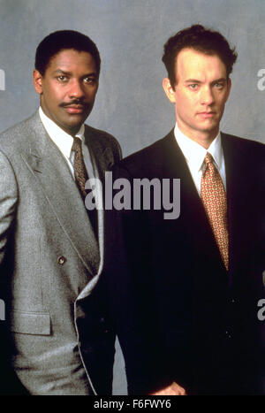 23. Dezember 1993; Hollywood, Kalifornien, USA; DENZEL WASHINGTON (links) als Joe Miller und TOM HANKS als Andrew Beckett in dem Drama "Philadelphia" unter der Regie von Jonathan Demme. Stockfoto