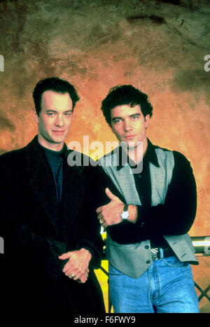 23. Dezember 1993; Hollywood, Kalifornien, USA; TOM HANKS als Andrew Beckett und ANTONIO BANDERAS als Miguel Alvarez in dem Drama "Philadelphia" unter der Regie von Jonathan Demme (links). Stockfoto