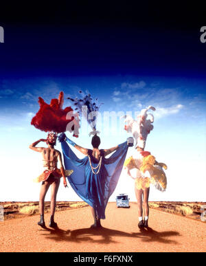 10. August 1994; Hollywood, Kalifornien, USA; Filmtitel: The Adventures of Priscilla, Königin der Wüste. 1994. Regie: Stephan Elliott. STUDIO: MGM. PLOT: Zwei Drag-Queens und eine transsexuelle begab sich nach einem Desertjourney auf einem Bus namens Priscilla. Ihr Ziel ist, dass eine Show in einem australischen Resort, aber einige unvorhersehbare Dinge passieren auf dem Weg ist. Bild: GUY PEARCE, HUGO WEAVING und TERENCE STAMP. Stockfoto