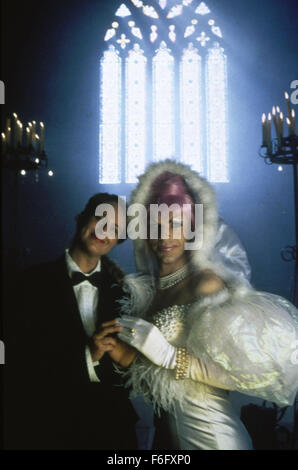 10. August 1994; Hollywood, Kalifornien, USA; Filmtitel: The Adventures of Priscilla, Königin der Wüste. 1994. Regie: Stephan Elliott. STUDIO: MGM. PLOT: Zwei Drag-Queens und eine transsexuelle begab sich nach einem Desertjourney auf einem Bus namens Priscilla. Ihr Ziel ist, dass eine Show in einem australischen Resort, aber einige unvorhersehbare Dinge passieren auf dem Weg ist. IM BILD: HUGO WEAVING. Stockfoto