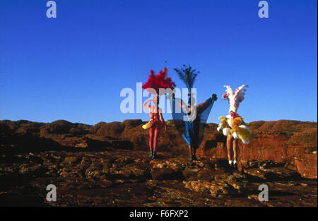 10. August 1994; Hollywood, Kalifornien, USA; Filmtitel: The Adventures of Priscilla, Königin der Wüste. 1994. Regie: Stephan Elliott. STUDIO: MGM. PLOT: Zwei Drag-Queens und eine transsexuelle begab sich nach einem Desertjourney auf einem Bus namens Priscilla. Ihr Ziel ist, dass eine Show in einem australischen Resort, aber einige unvorhersehbare Dinge passieren auf dem Weg ist. Bild: GUY PEARCE, HUGO WEAVING und TERENCE STAMP. Stockfoto