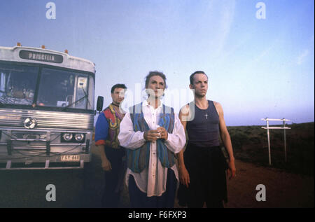10. August 1994; Hollywood, Kalifornien, USA; Filmtitel: The Adventures of Priscilla, Königin der Wüste. 1994. Regie: Stephan Elliott. STUDIO: MGM. PLOT: Zwei Drag-Queens und eine transsexuelle begab sich nach einem Desertjourney auf einem Bus namens Priscilla. Ihr Ziel ist, dass eine Show in einem australischen Resort, aber einige unvorhersehbare Dinge passieren auf dem Weg ist. Bild: GUY PEARCE, HUGO WEAVING und TERENCE STAMP. Stockfoto
