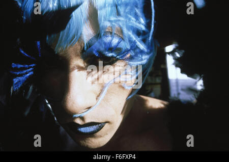 10. August 1994; Hollywood, Kalifornien, USA; Filmtitel: The Adventures of Priscilla, Königin der Wüste. 1994. Regie: Stephan Elliott. STUDIO: MGM. PLOT: Zwei Drag-Queens und eine transsexuelle begab sich nach einem Desertjourney auf einem Bus namens Priscilla. Ihr Ziel ist, dass eine Show in einem australischen Resort, aber einige unvorhersehbare Dinge passieren auf dem Weg ist. IM BILD: GUY PEARCE. Stockfoto