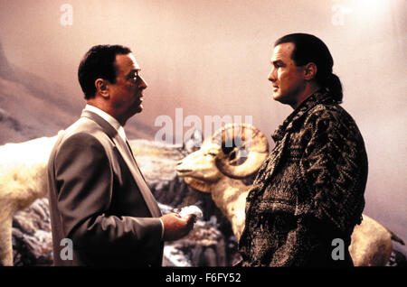 Datum der Freigabe: 18. Februar 1994. FILMTITEL: Auf tödliche Boden. STUDIO: Seagal Nasso Productions. PLOT: Posing als eine ökologische Geschichte über einen korrupten Öl Firmeninhaber Jennings, genannt, der vor nichts, eine neue Raffinerie in Alaska zu öffnen, ist dies nur eine Ausrede für ein weiteres Action-Film. Fäuste, Füße, Kugeln und Bomben in Hülle und Fülle als Wald Taft, ein verärgerter Mitarbeiter wird von einem Eskimo-Chef als Retter seines Volkes gewählt. Wald Mission ist es, zu verhindern, dass die neue Raffinerie online gehen, bevor die Landrechte an die Eskimos zurückgegeben werden. Der Gott verdammt lächerliche Dialog soll Gott verdammt sein Stockfoto