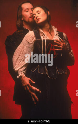 11. November 1994; BC, Kanada; Schauspieler GARY OLDMAN als Reverend Arthur Dimmesdale und DEMI MOORE als Hester Prynne in "The Scarlet Letter". Regie: Roland Joffe. Stockfoto