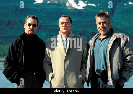 Datum der Freigabe: 18. Februar 1994. FILMTITEL: Auf tödliche Boden. STUDIO: Seagal Nasso Productions. PLOT: Posing als eine ökologische Geschichte über einen korrupten Öl Firmeninhaber Jennings, genannt, der vor nichts, eine neue Raffinerie in Alaska zu öffnen, ist dies nur eine Ausrede für ein weiteres Action-Film. Fäuste, Füße, Kugeln und Bomben in Hülle und Fülle als Wald Taft, ein verärgerter Mitarbeiter wird von einem Eskimo-Chef als Retter seines Volkes gewählt. Wald Mission ist es, zu verhindern, dass die neue Raffinerie online gehen, bevor die Landrechte an die Eskimos zurückgegeben werden. Der Gott verdammt lächerliche Dialog soll Gott verdammt sein Stockfoto