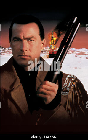 Datum der Freigabe: 18. Februar 1994. FILMTITEL: Auf tödliche Boden. STUDIO: Seagal Nasso Productions. PLOT: Posing als eine ökologische Geschichte über einen korrupten Öl Firmeninhaber Jennings, genannt, der vor nichts, eine neue Raffinerie in Alaska zu öffnen, ist dies nur eine Ausrede für ein weiteres Action-Film. Fäuste, Füße, Kugeln und Bomben in Hülle und Fülle als Wald Taft, ein verärgerter Mitarbeiter wird von einem Eskimo-Chef als Retter seines Volkes gewählt. Wald Mission ist es, zu verhindern, dass die neue Raffinerie online gehen, bevor die Landrechte an die Eskimos zurückgegeben werden. Der Gott verdammt lächerliche Dialog soll Gott verdammt sein Stockfoto