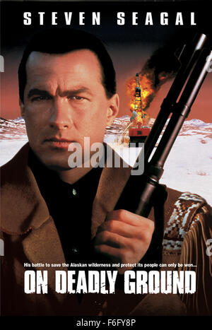 Datum der Freigabe: 18. Februar 1994. FILMTITEL: Auf tödliche Boden. STUDIO: Seagal Nasso Productions. PLOT: Posing als eine ökologische Geschichte über einen korrupten Öl Firmeninhaber Jennings, genannt, der vor nichts, eine neue Raffinerie in Alaska zu öffnen, ist dies nur eine Ausrede für ein weiteres Action-Film. Fäuste, Füße, Kugeln und Bomben in Hülle und Fülle als Wald Taft, ein verärgerter Mitarbeiter wird von einem Eskimo-Chef als Retter seines Volkes gewählt. Wald Mission ist es, zu verhindern, dass die neue Raffinerie online gehen, bevor die Landrechte an die Eskimos zurückgegeben werden. Der Gott verdammt lächerliche Dialog soll Gott verdammt sein Stockfoto