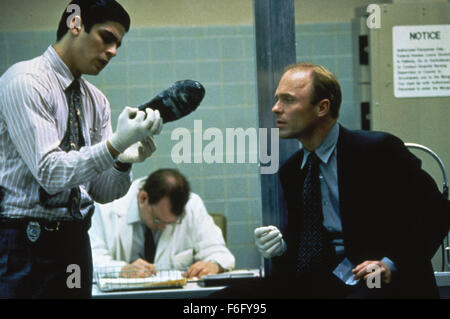 4. März 1994; Tampa, FL, USA; Schauspieler ED HARRIS (rechts) Stars wie Kyle Bodine und BENICIO DEL TORO als Lamar Dickey in John Bailey gerichtet Thriller, "China Moon." Stockfoto