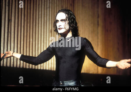 Erscheinungsdatum: 11. Mai 1994. FILMTITEL: Die Krähe. STUDIO: Miramax Filme. PLOT: Eric Draven und seine Verlobte sind auf des Teufels, eine Nacht ermordet als Handlanger des Gangsterbosses Top Dollar mutwillige Gewalttaten und Brandstiftung traditionell frönen. Eine Krähe bringt Dravens rastlose Seele zurück von den Toten, und er legt, um Rache an seinen Mördern anrichten. Im Bild: BRANDON LEE als Eric Draven. Stockfoto