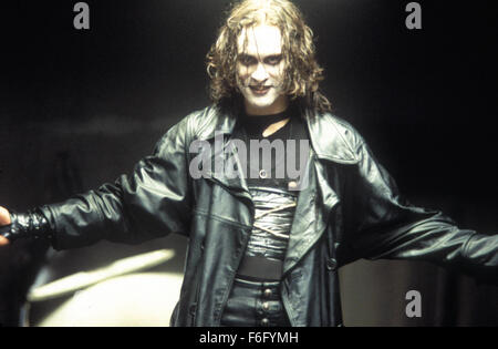 Erscheinungsdatum: 11. Mai 1994. FILMTITEL: Die Krähe. STUDIO: Miramax Filme. PLOT: Eric Draven und seine Verlobte sind auf des Teufels, eine Nacht ermordet als Handlanger des Gangsterbosses Top Dollar mutwillige Gewalttaten und Brandstiftung traditionell frönen. Eine Krähe bringt Dravens rastlose Seele zurück von den Toten, und er legt, um Rache an seinen Mördern anrichten. Im Bild: BRANDON LEE als Eric Draven. Stockfoto