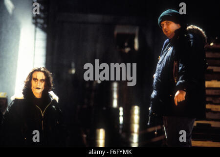 Erscheinungsdatum: 11. Mai 1994. FILMTITEL: Die Krähe. STUDIO: Miramax Filme. PLOT: Eric Draven und seine Verlobte sind auf des Teufels, eine Nacht ermordet als Handlanger des Gangsterbosses Top Dollar mutwillige Gewalttaten und Brandstiftung traditionell frönen. Eine Krähe bringt Dravens rastlose Seele zurück von den Toten, und er legt, um Rache an seinen Mördern anrichten. Im Bild: BRANDON LEE als Eric Draven. Stockfoto