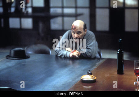 Erscheinungsdatum: 11. Mai 1994. FILMTITEL: Die Krähe. STUDIO: Miramax Filme. PLOT: Eric Draven und seine Verlobte sind auf des Teufels, eine Nacht ermordet als Handlanger des Gangsterbosses Top Dollar mutwillige Gewalttaten und Brandstiftung traditionell frönen. Eine Krähe bringt Dravens rastlose Seele zurück von den Toten, und er legt, um Rache an seinen Mördern anrichten. Im Bild: JON POLITO als Gideon, Pawn Shop-Betreiber. Stockfoto