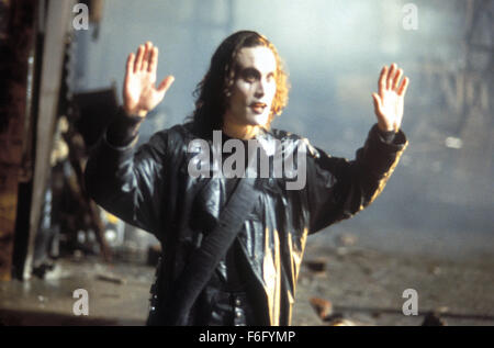 Erscheinungsdatum: 11. Mai 1994. FILMTITEL: Die Krähe. STUDIO: Miramax Filme. PLOT: Eric Draven und seine Verlobte sind auf des Teufels, eine Nacht ermordet als Handlanger des Gangsterbosses Top Dollar mutwillige Gewalttaten und Brandstiftung traditionell frönen. Eine Krähe bringt Dravens rastlose Seele zurück von den Toten, und er legt, um Rache an seinen Mördern anrichten. Im Bild: BRANDON LEE als Eric Draven. Stockfoto