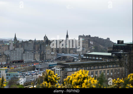 Blick auf Edinburgh Castle und Altstadt Stadtbild über Waverley Station Parkplatz Stockfoto