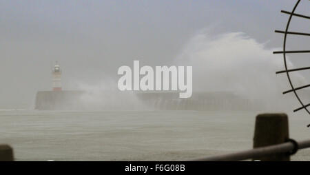 Newhaven, East Sussex, Großbritannien. November 2015. Sturm Barney nähert sich. Der Wind steigt am Leuchtturm des Westarms auf Kraft Stockfoto