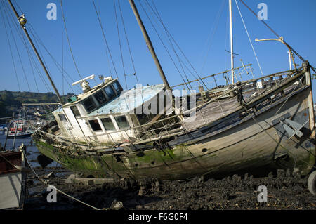 Ein altes Boot liegt am Fluss Penryn in Cornwall, Großbritannien vernachlässigten Stockfoto