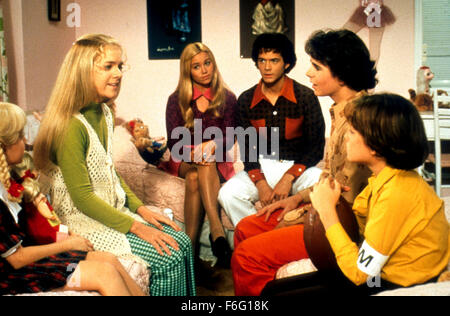 17. Februar 1995; Los Angeles, Kalifornien, USA; CHRISTINE TAYLOR und CHRISTOPHER DANIEL BARNES (Mitte) Sterne als Marcia Brady und Greg Brady in der Komödie Stockfoto