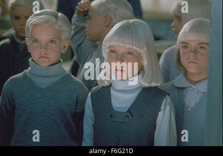 Erscheinungsdatum: 28. April 1995. FILMTITEL: Village of the Damned. STUDIO: Universal Pictures. PLOT: Eine Kleinstadt Frauen gebären unfreundlich fremden Kindern posiert als Menschen. Im Bild: CODY DORKIN als Robert mit LINDSEY HAUN als Mara Chaffee und DANIELLE KEATON als Lily. Stockfoto