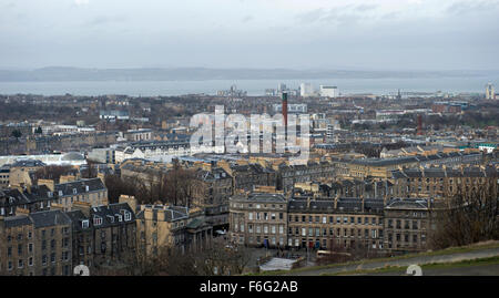 Blick nach Norden vom Calton Hill in Edinburgh in Richtung Leith und den Firth of Forth Stockfoto