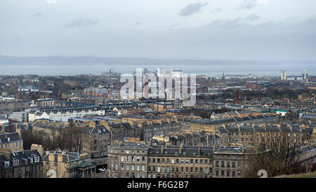 Blick nach Norden vom Calton Hill in Edinburgh in Richtung Leith und den Firth of Forth Stockfoto