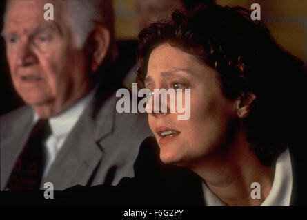 29. Dezember 1995; Angola, LA, USA; Schauspieler SUSAN SARANDON als Schwester Helen und ROERT PROSKY als Hilton Barber in "Dead Man Walkin '. Unter der Regie von Tim Robbins. Stockfoto