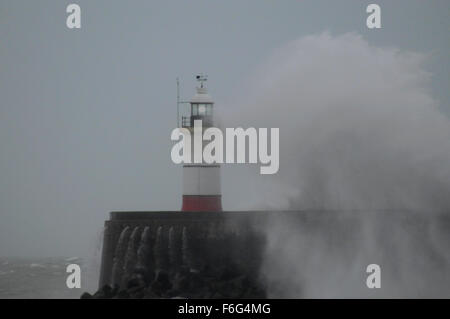 Newhaven, East Sussex, Großbritannien. November 2015. Sturm Barney nähert sich. Der Wind steigt am Leuchtturm des Westarms auf Kraft Stockfoto