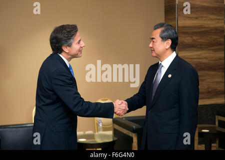 Manila, Philippinen. 17. November 2015. Chinese Foreign Minister Wang Yi (R) trifft sich mit US Deputy Secretary Of State Antony Blinken in Manila, Philippinen, 17. November 2015. © Xie Huanchi/Xinhua/Alamy Live-Nachrichten Stockfoto