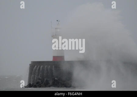 Newhaven, East Sussex, Großbritannien. November 2015. Sturm Barney nähert sich. Der Wind steigt am Leuchtturm des Westarms auf Kraft Stockfoto