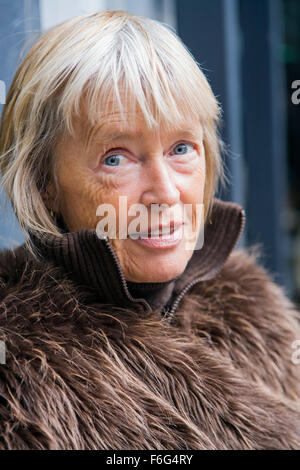 Porträt der Frau in Fell gekleidet Stockfoto