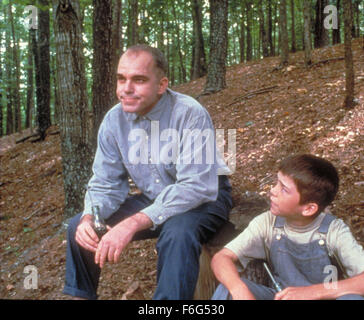 27. November 1996; Little Rock, AR, USA; BILLY BOB THORNTON schrieb, Diredted und Stars wie Karl Childers und LUCAS BLACK als Frank Wheatley in dem Drama von Miramax Films, "Sling Blade." Stockfoto