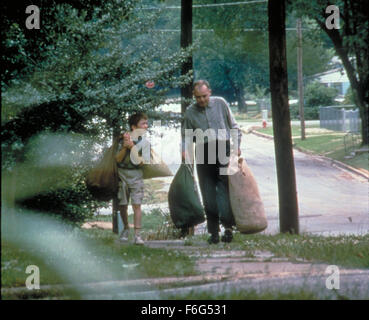 27. November 1996; Little Rock, AR, USA; BILLY BOB THORNTON schrieb, Diredted und Stars wie Karl Childers und LUCAS BLACK als Frank Wheatley in dem Drama von Miramax Films, "Sling Blade." Stockfoto