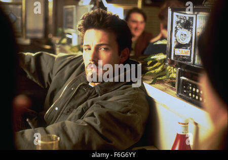 4. April 1997; Los Angeles, Kalifornien, USA; Schauspieler BEN AFFLECK stars wie Holden McNeil in der romantischen Komödie von Miramax "Chasing Amy." Stockfoto